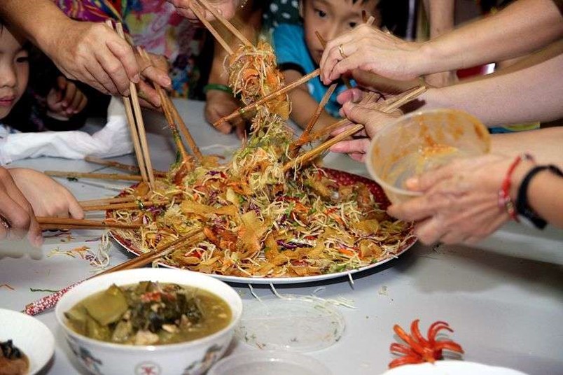 盘点马来西亚独有的农历新年大小事！「捞生」「抛柑」专属马来西亚华人的新年活动有这些