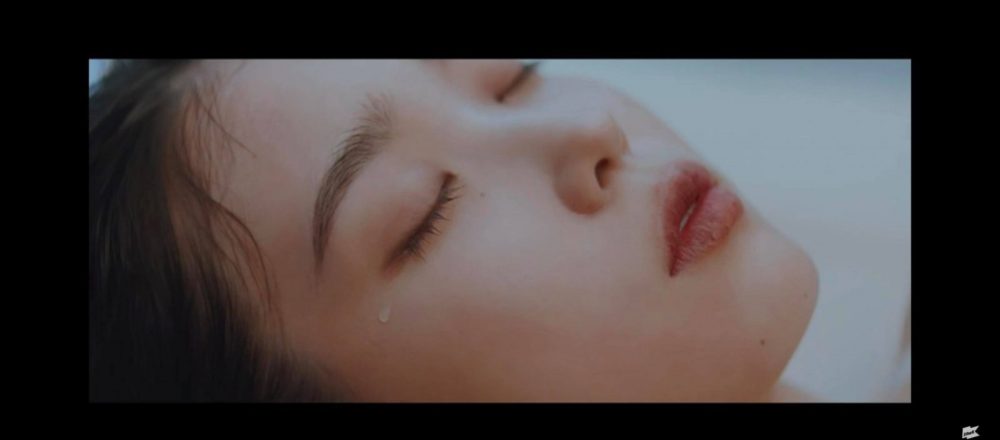 音源大盗来袭！ IU新歌《eight》MV悼念雪莉、钟铉，8大玄机解析一次看！