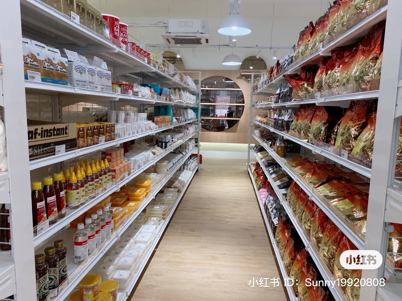 吉隆坡「ins风烘焙店铺」推荐！纯白色系搭配木质调，备齐材料练就烘焙大师技能